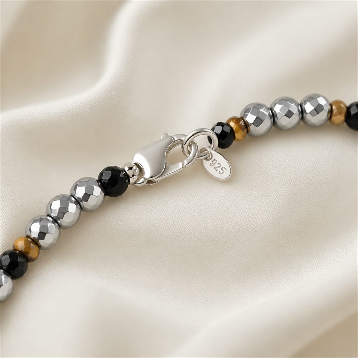 Primo piano del moschettone in argento 925 del bracciale Argento e notte