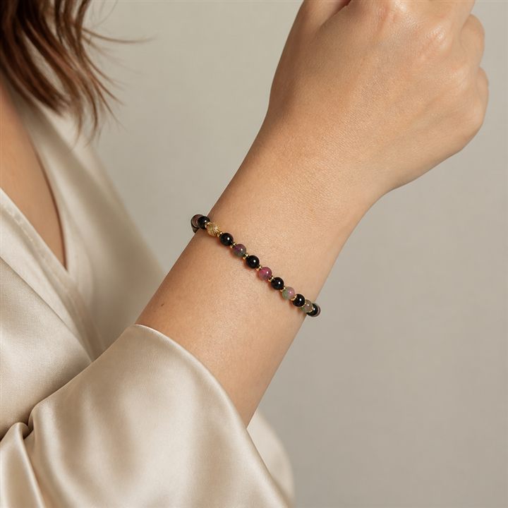 Bracciale a molla: onice nero, pietre dure multicolor e charm in metallo color oro