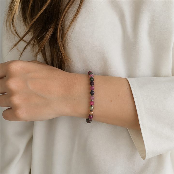 Bracciale a molla: pietre dure multicolor, dettagli in metallo color argento e una
