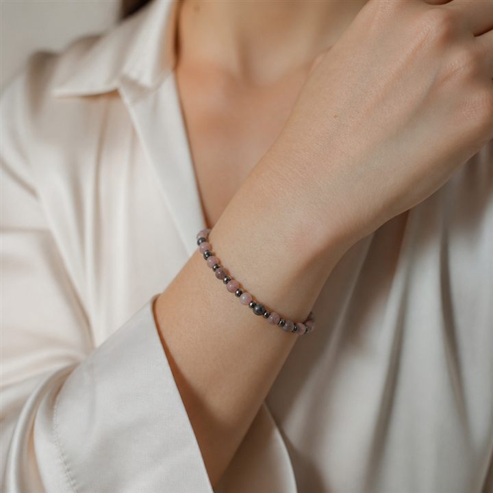 Bracciale a molla: pietre dure in tonalità rosa cipria e beige