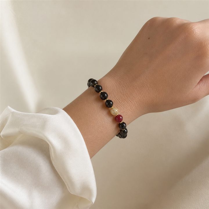 Bracciale a molla: pietre dure nere e una pietra centrale rossa