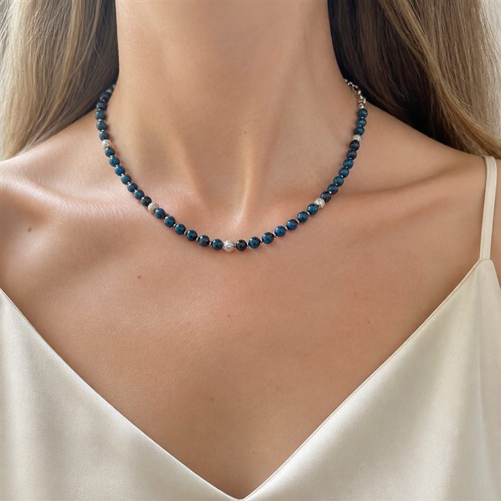 Collana Abisso blu indossata