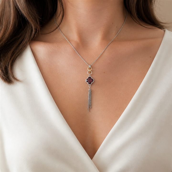 Collana Quadrifoglio bordeaux indossata