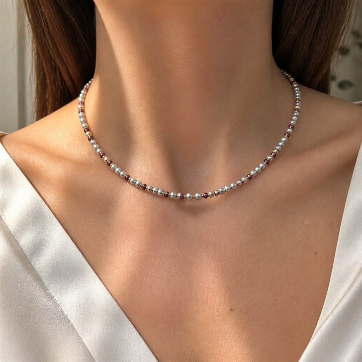 Collana Perla grigia indossata