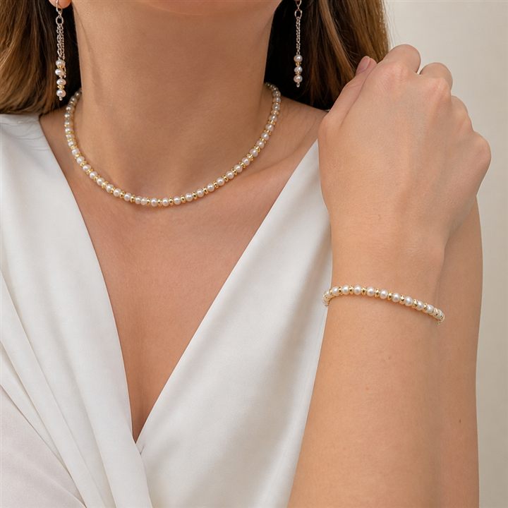 Set Perla e oro indossato: collana, bracciale e orecchini di perle bianche