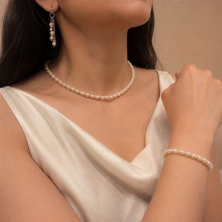 Collana, bracciale e orecchini Perla d'avorio indossata