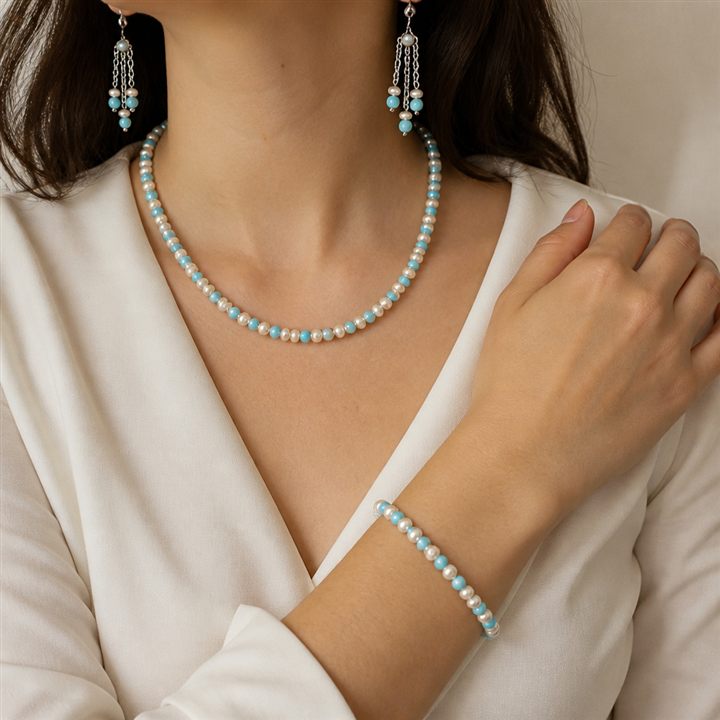 Collana, bracciale e orecchini Brezza d'estate indossata