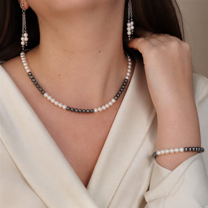 Collana, bracciale e orecchini Bianco e grafite indossata