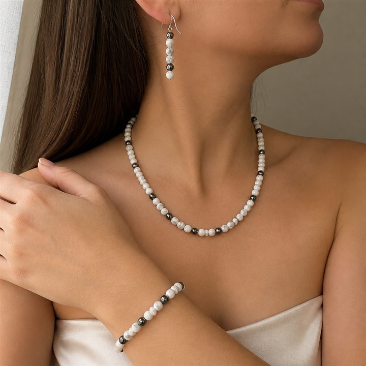 Collana, bracciale e orecchini Marmo grigio indossata