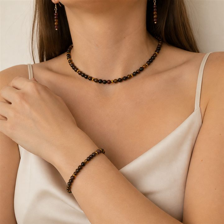 Collana, bracciale e orecchini Tabacco indossata