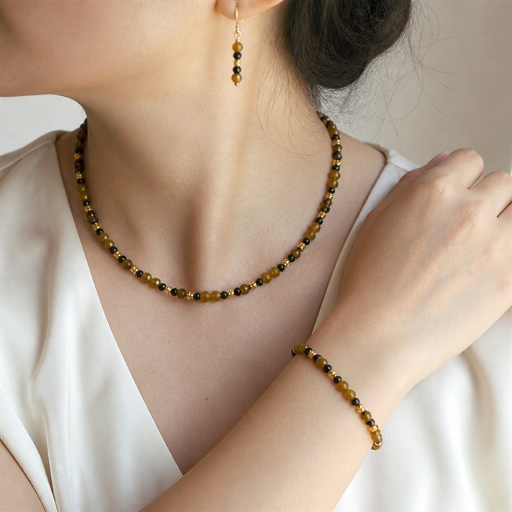 Collana e bracciale Ocra e rosa indossata