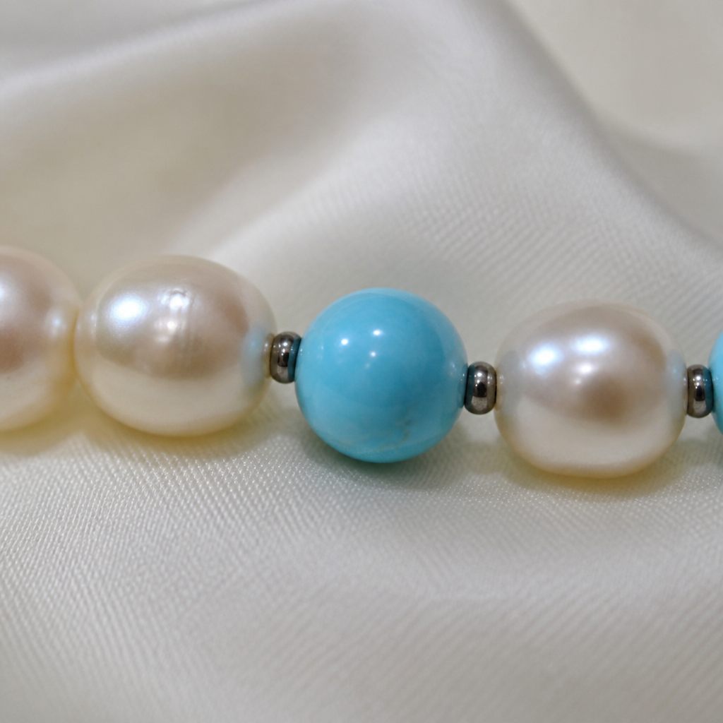 Set collana, bracciale e orecchini Brezza d'estate, bianco perla, azzurro, argento, foto 3 di 5