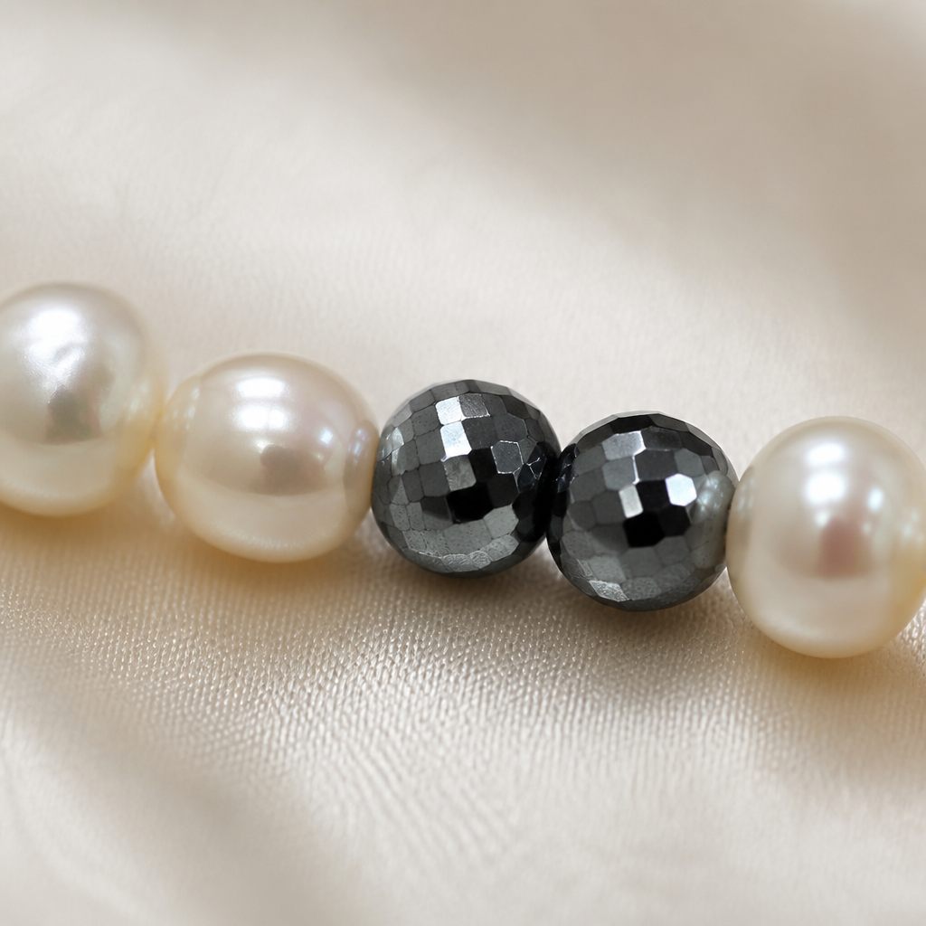 Set collana, bracciale e orecchini Grigio perla, bianco crema, grigio scuro, argento, foto 3 di 5